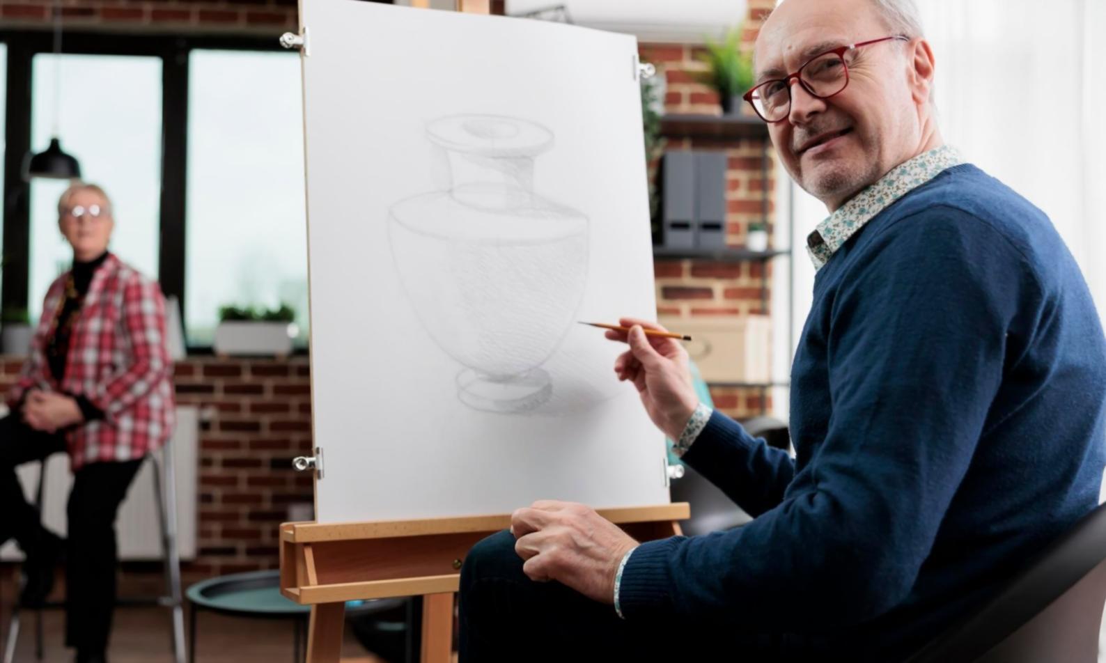 Ambiente di studio con libri di memoir e strumenti di scrittura