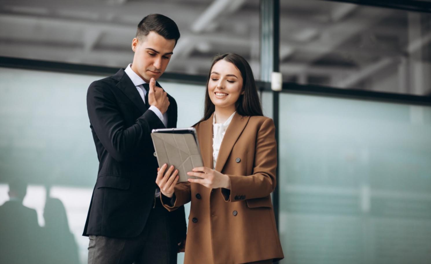 Persone che condividono storie e ricordi in un ambiente accogliente