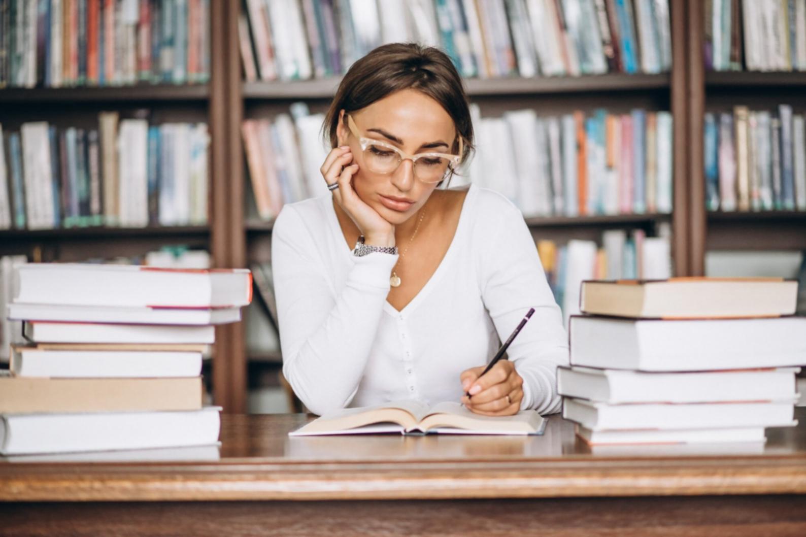 Persona che scrive il proprio memoir in un ambiente tranquillo e ispirante