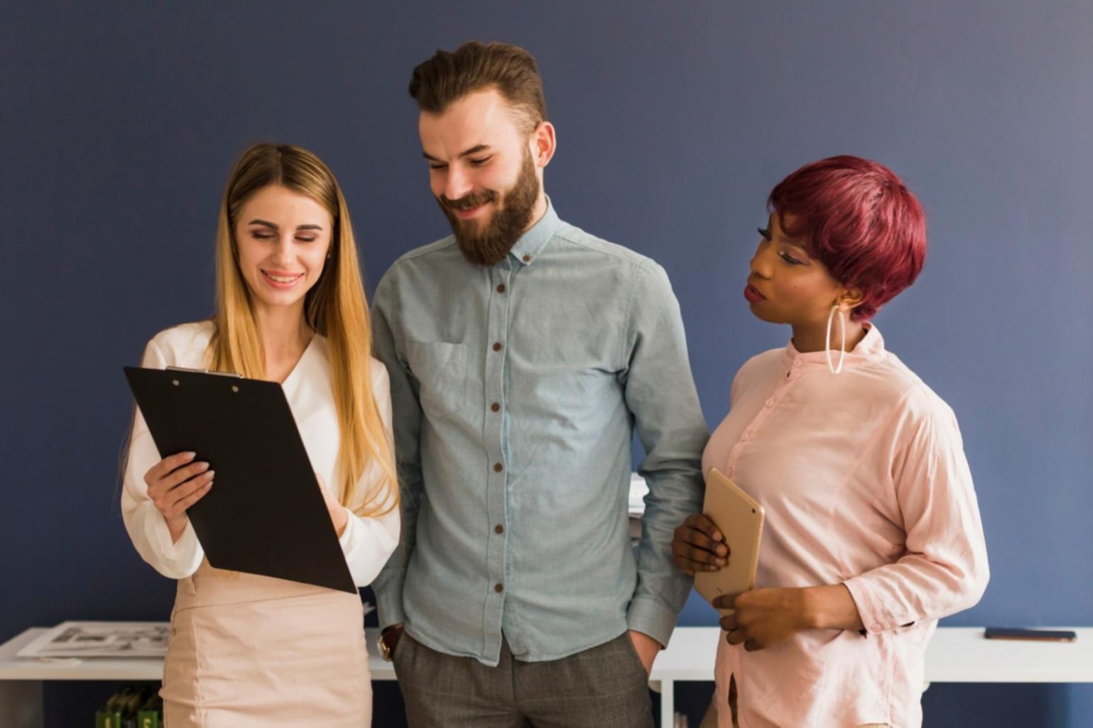 Scrittrice che lavora su memorie personali in un ambiente tranquillo