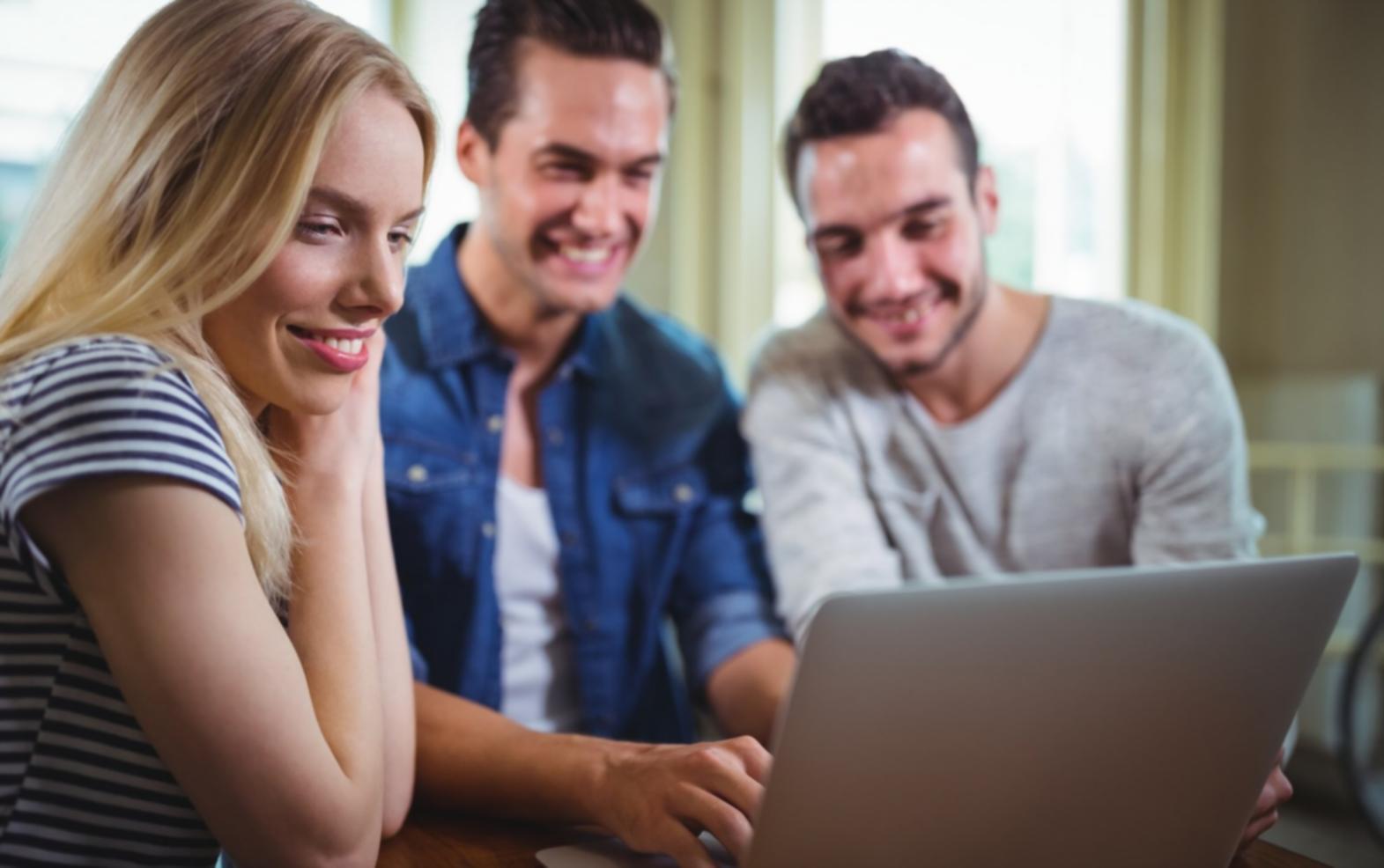Ambiente di lavoro creativo con materiali per la scrittura di memorie